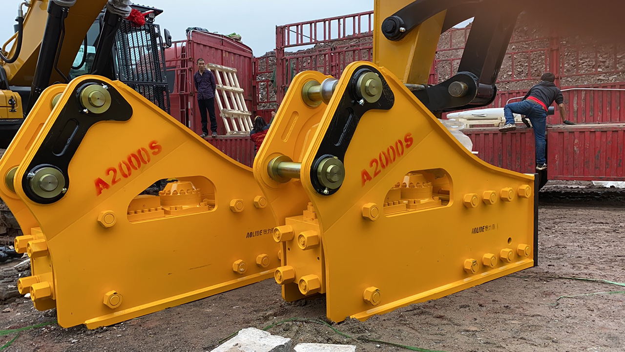 宁波金土地：艾迪奥力德200破碎锤配三一550挖机