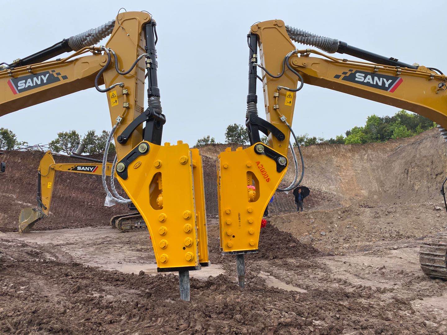 宁波金土地：艾迪奥力德200破碎锤配三一550挖机