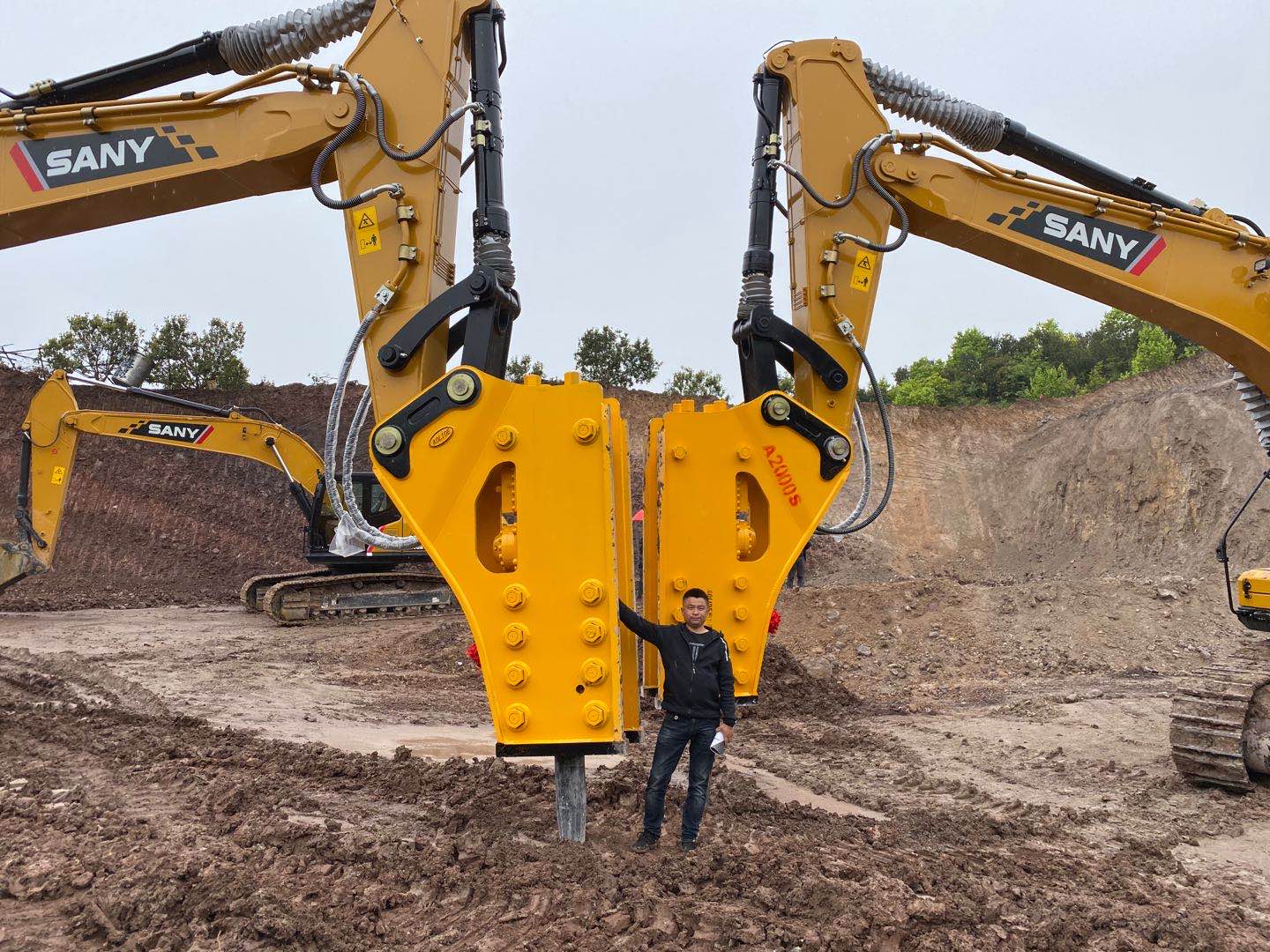 宁波金土地：艾迪奥力德200破碎锤配三一550挖机