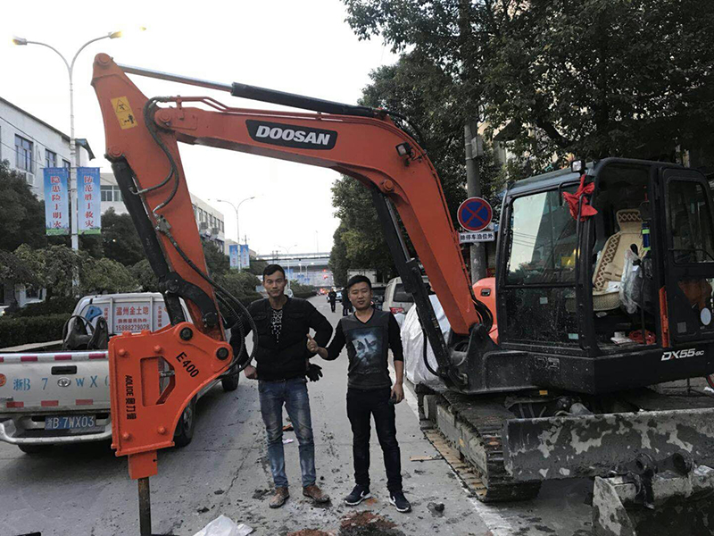 祝贺 金土地联盟 温州营销服务中心 成功交付奥力德破碎锤 2018.01.11