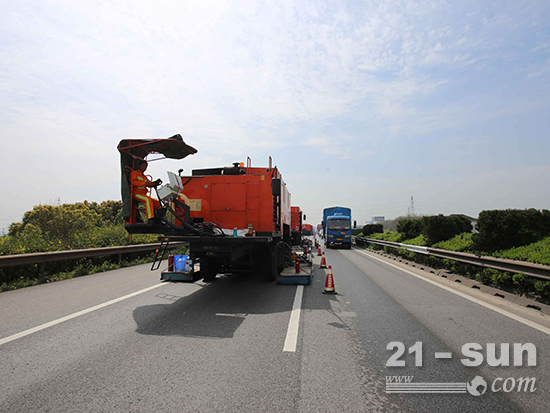“公路医生”苏嘉杭高速上施展二次再生术